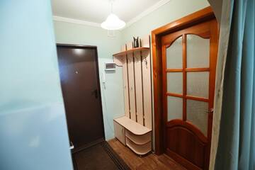 Фото номера Двухместный номер с двуспальной кроватью и дополнительной кроватью Хостелы Light House Pavlodar Hostel г. Павлодар 9